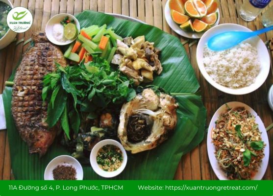 Bữa ăn thực dưỡng với nguyên liệu từ vườn rau và thảo mộc tại retreat