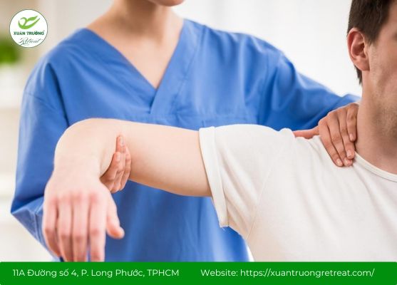 Kỹ thuật day ấn và xoa bóp tác động trực tiếp huyệt Kiên Liêu