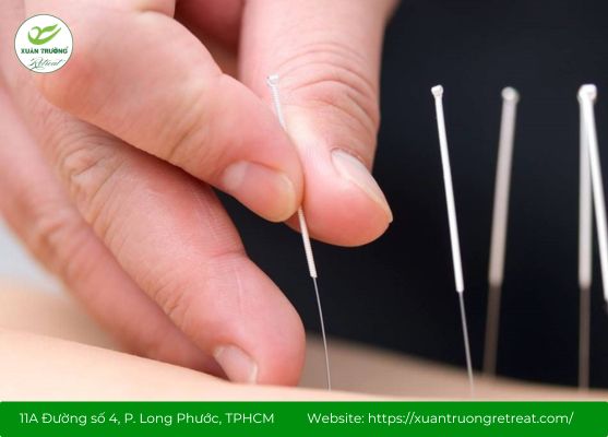 Bấm huyệt Kim Môn giúp giảm đau nhức và thư giãn thần kinh