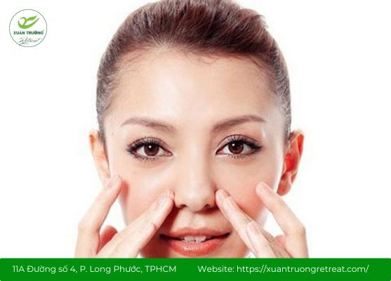 Bấm huyệt Tỵ Thông bằng ngón tay, giảm căng cơ, thư giãn mặt