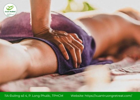 Chuyên viên trị liệu day ấn huyệt Yêu Du bằng kỹ thuật chuẩn