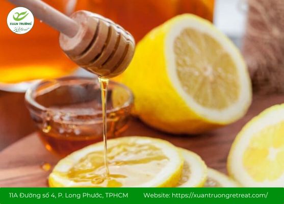 Vỏ chanh và mật ong giúp giảm ho, dịu cổ họng tự nhiên