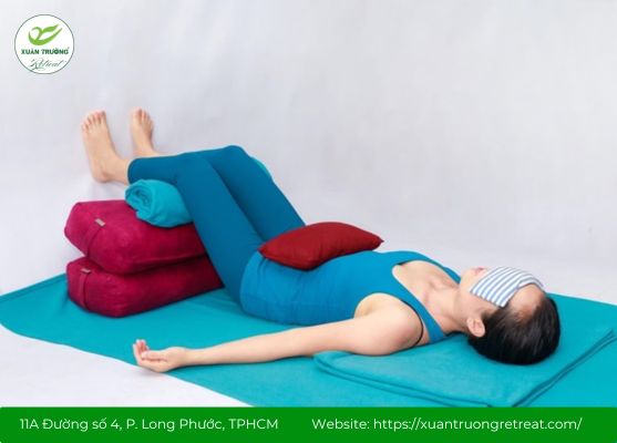 Yoga trị liệu kết hợp vận động, hơi thở giúp cân bằng thân và tâm