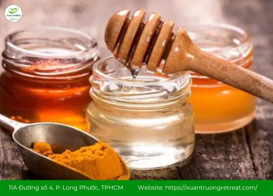 Mật ong kết hợp nghệ giúp giảm viêm họng và ho kéo dài