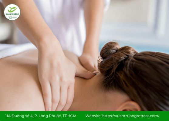 Thực hiện tự xoa bóp chữa đau vai gáy nhẹ nhàng, đúng kỹ thuật giúp giảm đau an toàn